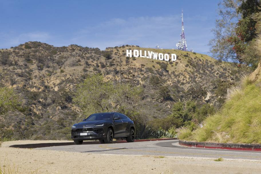 Il super SUV della Lamborghini, l&#39;Urus, ha gi fatto il giro del mondo per farsi conoscere. Il Tour  durato 4 mesi e ha compreso  114 citt del mondo con eventi di presentazione presso location esclusive o presso le concessionarie Lamborghini. In totale sono stati coinvolte circa 8500 persone tra clienti, vip, media e appassionati. Eccolo a Los Angeles